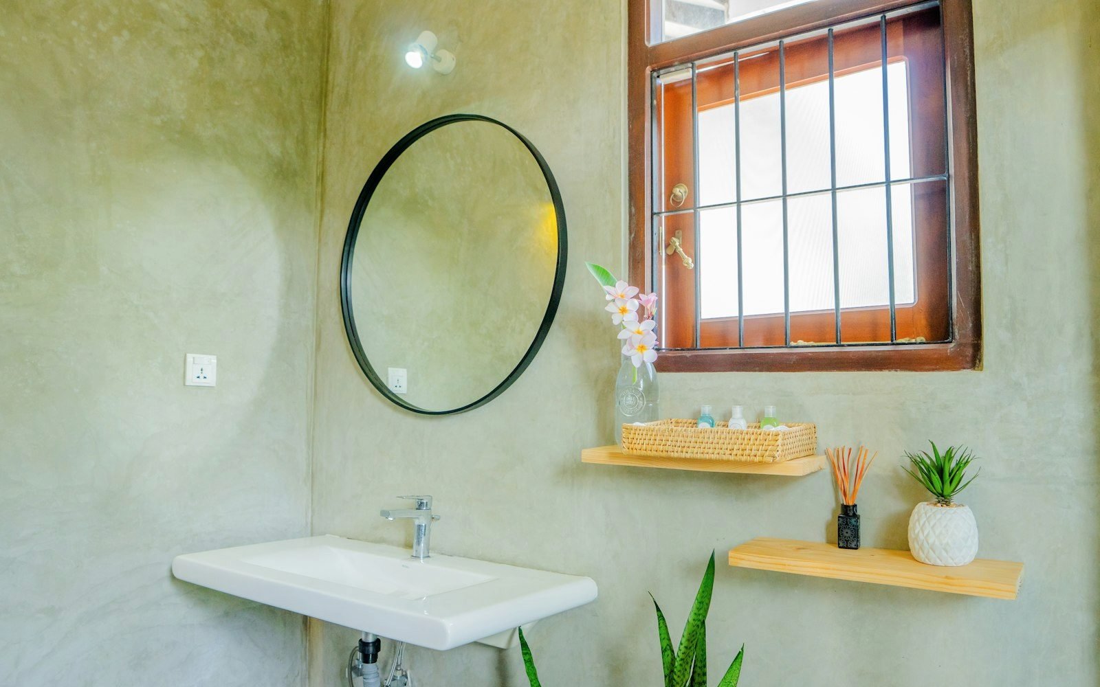 Evening Skincare Routine After Work: Five Minutes, Three Steps